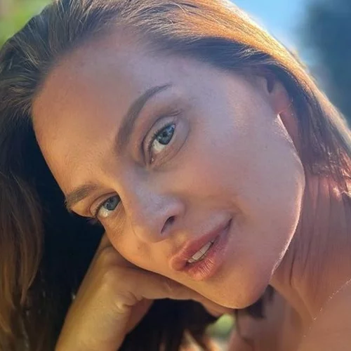 Υβόννη Μπόσνιακ | Ποζάρει εντελώς αμακιγιάριστη στην αγκαλιά του αγαπημένου της, Αντώνη Ρέμου