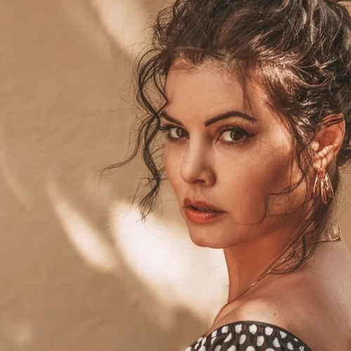 Η Μαρία Κορινθίου και επίσημα στο "Πρωινό" | Η εντυπωσιακή είσοδος με φούξια jumpsuit