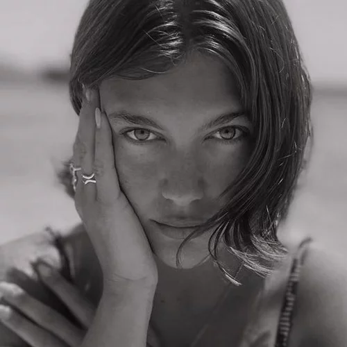 Κλέλια Ανδριολάτου | Ποζάρει topless φορώντας μονάχα μία pencil φούστα