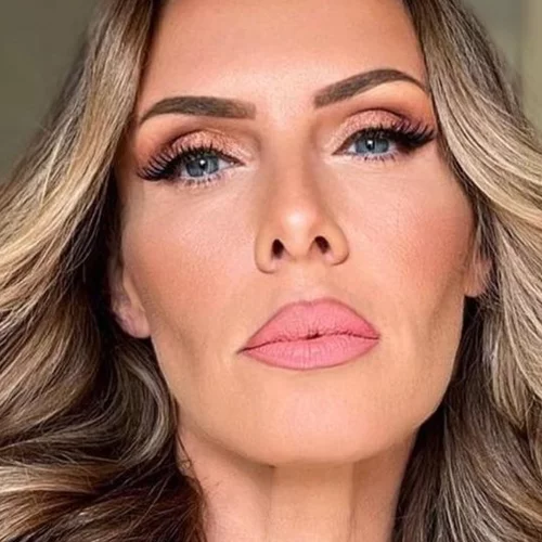 What a body | Η Εβελίνα Παπούλια φοράει κορμάκι με κολάν επί σκηνής και εντυπωσιάζει με τις αναλογίες της