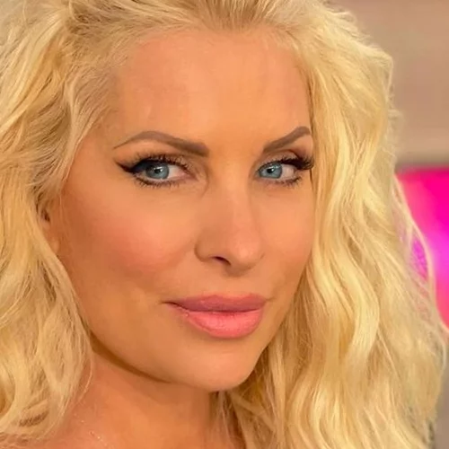 Η Ελένη Μενεγάκη πιο σέξι από ποτέ | Ποζάρει με μπικίνι, αχτένιστη και makeup free