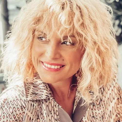 Ελεωνόρα Ζουγανέλη | H σπάνια και γλυκιά φωτογραφία από τα παιδικά της χρόνια - Ποζάρει με τους γονείς της σε ηλίκια 10 ετών