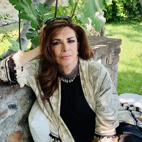 Η Μιμή Ντενίση πιο σέξι από ποτέ | Ποζάρει με μπικίνι στον κήπο του σπιτιού της