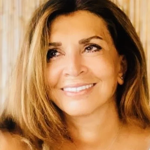 Μιμή Ντενίση | Ποζάρει πιο γοητευτική και κομψή από ποτέ στον κήπο του εξοχικού σπιτιού της