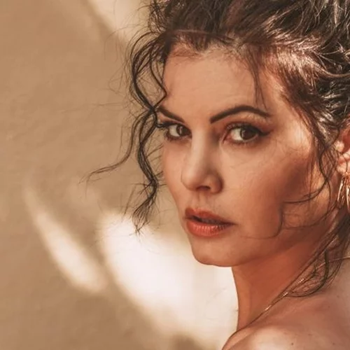 Η Μαρία Κορινθίου είναι πιο σέξι από ποτέ | Ποζάρει με μαύρα εσώρουχα και ζαρτιέρες εντυπωσιάζοντάς μας για ακόμα μία φορά