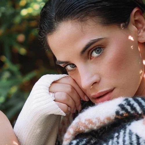 H Χριστίνα Μπόμπα φοράει τα κατακόκκινα εσώρουχά της και ποζάρει κάτω από το Χριστουγεννιάτικο δέντρο της