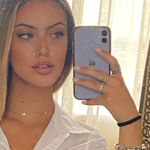 Πιο απλή και όμορφη από ποτέ | Η Δανάη Λιβιεράτου ποζάρει άβαφη στις πρόβες του MadWalk 2022