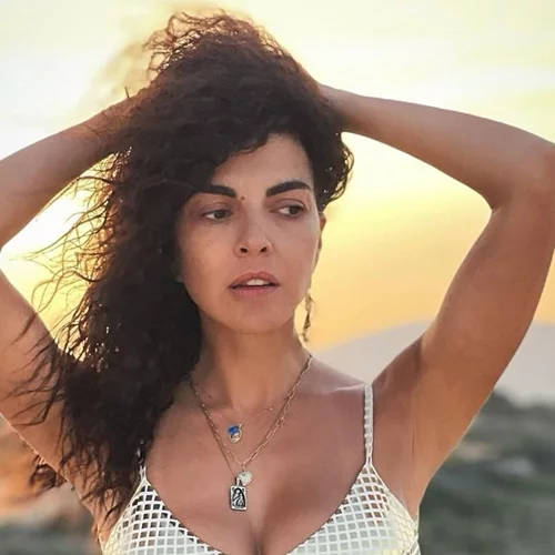 Μαρία Σολωμού | Ποζάρει μόνο με την πετσέτα της και "ρίχνει" το Instagram