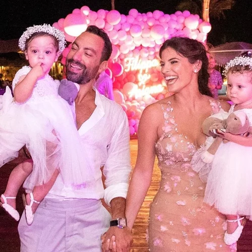 Χριστίνα Μπόμπα | Το διάφανο φόρεμα που επέλεξε για τη βάπτιση των δίδυμων κορών της