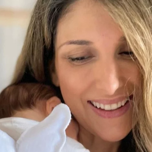 Το απόλυτο κορμί | Η Ρούλα Σταματοπούλου ποζάρει με το πιο σέξι ολόσωμο μαγιό, 1 μόλις μήνα μετά τη γέννηση του γιου της