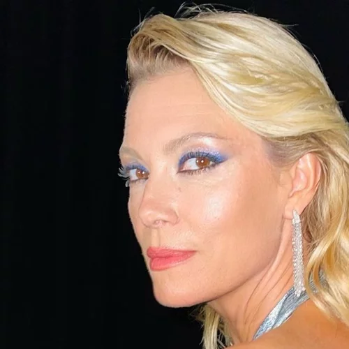 Η Βίκυ Καγιά με τη royal blue σκιά που κάνει τα καστανά μάτια να δείχνουν ακόμα πιο σαγηνευτικά