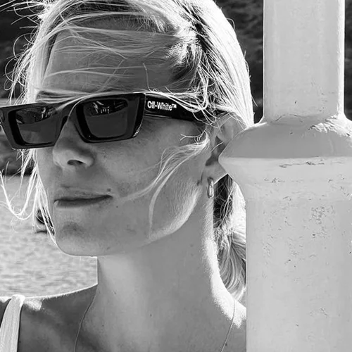 Βίκυ Καγιά | Η γλυκιά φωτογραφία με τον γιο της, Κάρολο - Περπατούν πιασμένοι από το χέρι φορώντας τα μαγιό τους