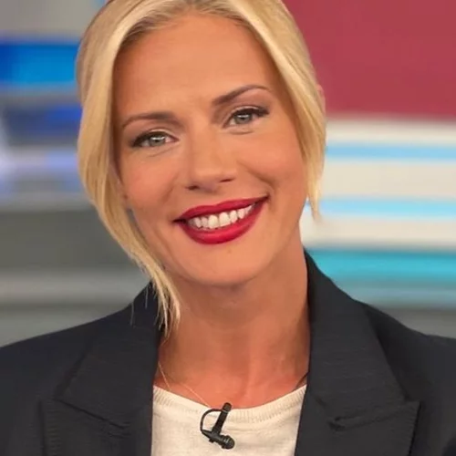 Ζέτα Μακρυπούλια | Η βραδινή εμφάνιση με το δαντελένιο crop top που ανέδειξε τους καλλίγραμμους κοιλιακούς της