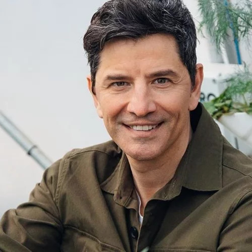 Ο Σάκης Ρουβάς φοράει ποδιά και μπαίνει στην κουζίνα του σπιτιού του μαγειρεύοντας την απόλυτη κερκυραϊκή συνταγή