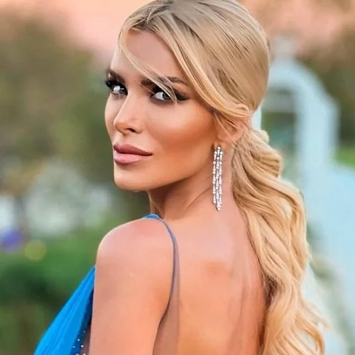 Η Κατερίνα Καινούργιου ποζάρει topless στο ηλιοβασίλεμα