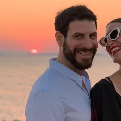 Η Βίβιαν Δράκου Πατριαρχέα ήταν η νύφη που "έσπασε" κάθε κανόνα φορώντας μαύρα sneakers