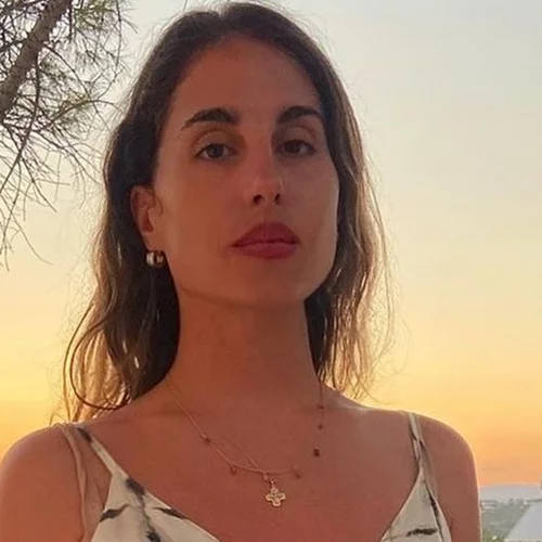 Παυλίνα Βουλγαράκη | Ξυπόλητη μόνο με το ιδιαίτερο μαγιό της στα Κύθηρα - το εντυπωσιακό αθλητικό της σώμα