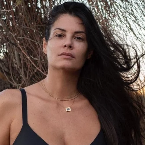 Η Μαρία Κορινθίου αγαπάει το σώμα της όπως ακριβώς είναι | Ποζάρει με μαγιό και μας δείχνει τις ραγάδες που έχει στο στήθος της από τον θηλασμό