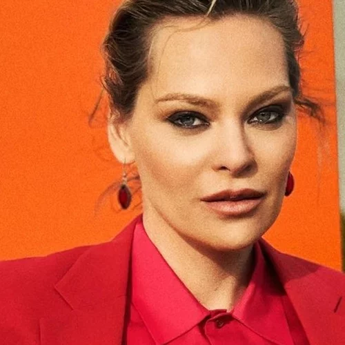 Η Υβόννη Μπόσνιακ πιο σέξι από ποτέ | Συνδυάζει mini φούστα με over-the-knee μπότες και "κόβει" κάθε ανάσα με τις αναλογίες της