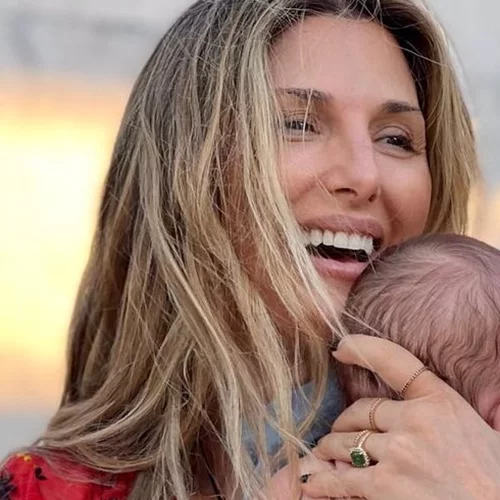 Η Ρούλα Σταματοπούλου μόλις ‘έλιωσε’ το Instagram | Το γλυκό φιλί στον 3 μηνών γιο της και η αποκάλυψη για τη βάπτισή του