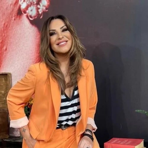 Ναταλία Γερμανού | Μας δείχνει τη γυμνασμένη της κοιλιά φορώντας το τέλειο crop πουκάμισο