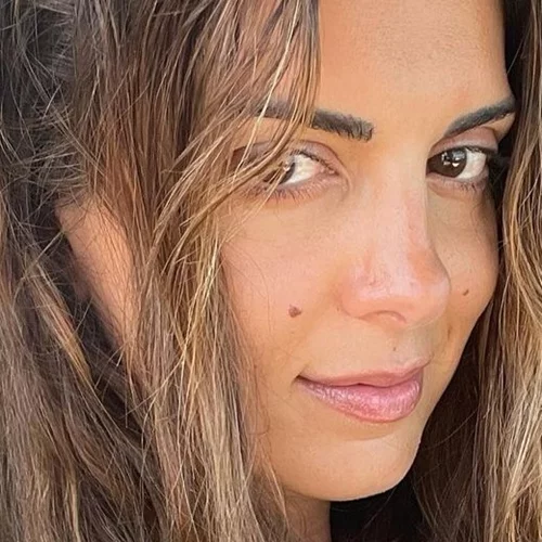 Σταματίνα Τσιμτσιλή | Σέξι και πάρα πολύ μαυρισμένη, απολαμβάνει τον ήλιο σε ερημική παραλία