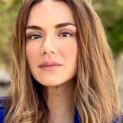 Η Βάσω Λασκαράκη μας ξεναγεί στην cosy κρεβατοκάμαρά της | Η minimal διακόσμηση και η αγάπη στη μονοχρωμία