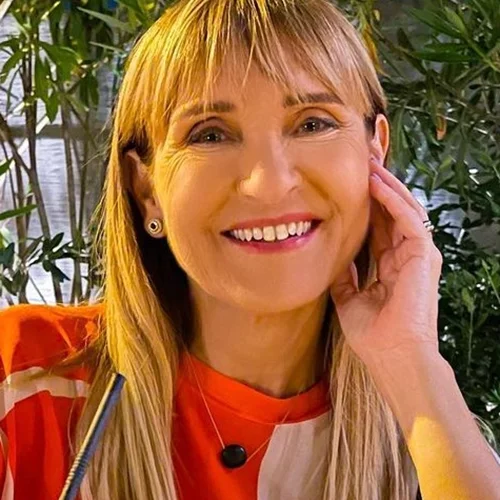 Μάρα Ζαχαρέα | Ποζάρει φορώντας ψηλόμεσο μαγιό, πιο μαυρισμένη από ποτέ, σε παραλία της Αττικής