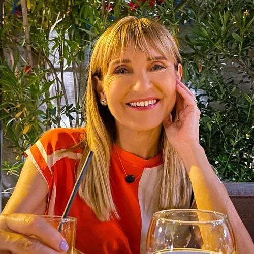 Μάρα Ζαχαρέα | Ξυπόλητη, με το πιο αέρινο καλοκαιρινό φόρεμα στο πλευρό της φίλης της