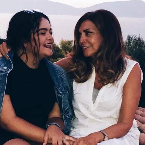 Η Μαριτίνα Ντενίση σε σπάνια βραδινή έξοδο με τη μητέρα της, Μιμή Ντενίση