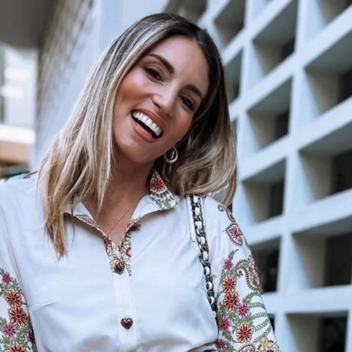 Αθηνά Οικονομάκου | Στόλισε το πιο ψηλό δέντρο που έχουμε δει και μας το δείχνει με υπερηφάνεια