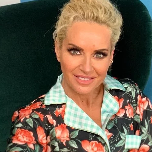 Μαρία Μπεκατώρου | Το ανατρεπτικό σύνολο με το ολόχρυσο crop top που ανέδειξε υπέροχα τις αναλογίες της