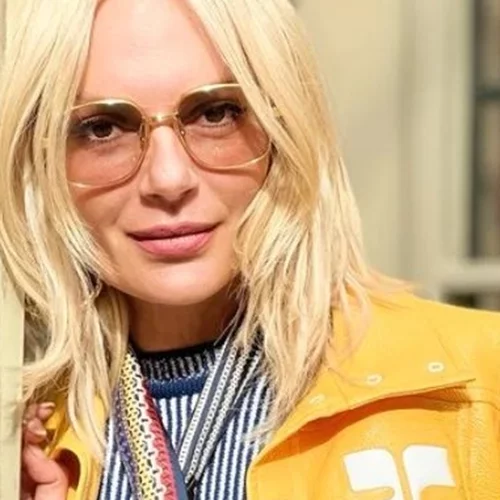 Η Έλενα Χριστοπούλου ξέρει πώς να αναδείξει τα καλλίγραμμα, χρυσαφένια πόδια της