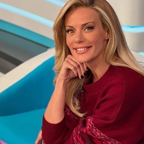 Ακόμη και με το πιο απλό ντύσιμο, η Ζέτα Μακρυπούλια καταφέρνει να τραβάει όλη μας την προσοχή