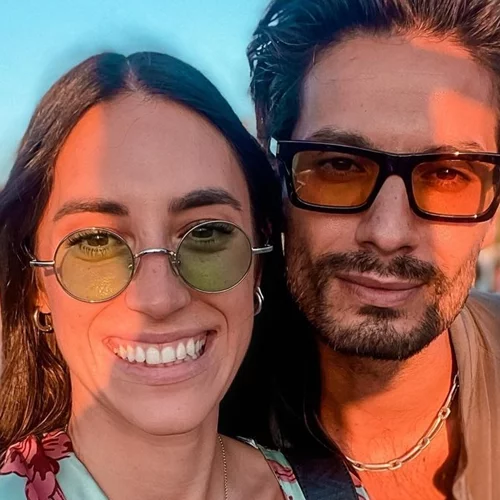 Το σπίτι του Γιώργου Καράβα και της Ραφαέλας Ψαρρού είναι cozy και μοντέρνο | Τα off-white ντουλάπια της κουζίνας και ο ιδιαίτερος τοίχος