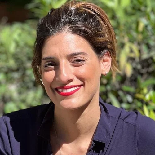 Η Χριστίνα Χειλά Φαμέλη αγκαλιά με τον σύντροφό της, Θανάση Τότσικα, σε σκάφος στους Παξούς