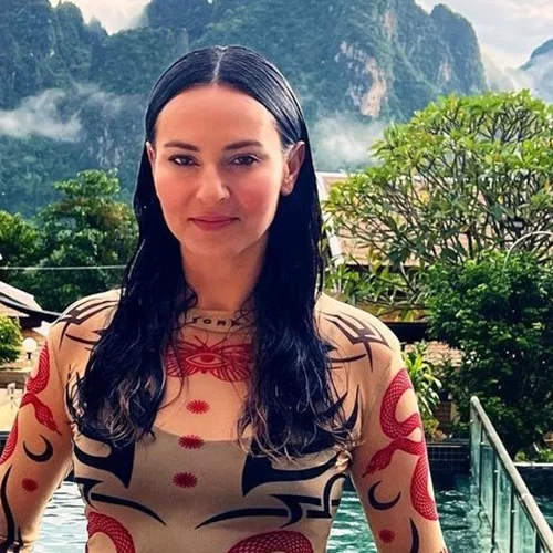 Πόδια μοντέλου | Το αστείο βίντεο της Ζενεβιέβ Μαζαρί και το εντυπωσιακό κορμί της