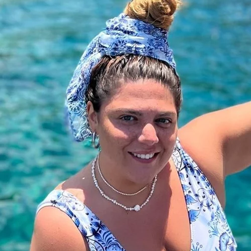 Δανάη Μπάρκα | Φωτογραφίζεται με μωβ ολόσωμο μαγιό στην πιο σέξι (με διαφορά) φωτογραφία της