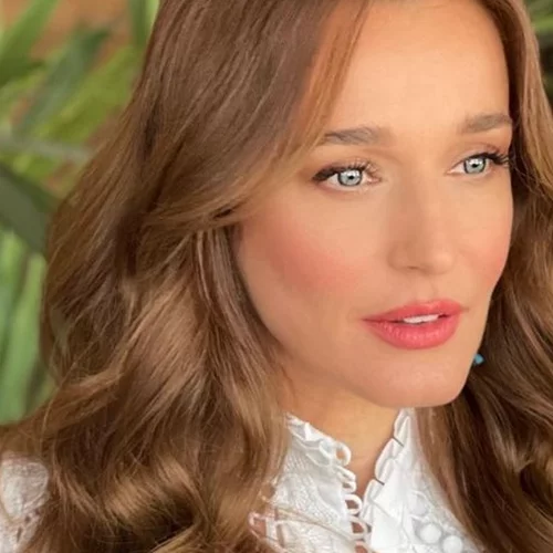 Αναστασία Ρουβά | Η πανύψηλη έφηβη φροντίζει τα άλογά της μαζί με τη μητέρα της, Κάτια Ζυγούλη