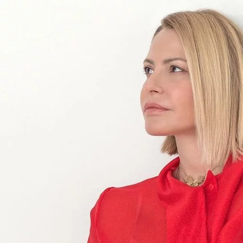 Τζένη Μπαλατσινού | Ο ολάνθιστος κήπος του σπιτιού της στην Πάτμο είναι ένας επίγειος παράδεισος