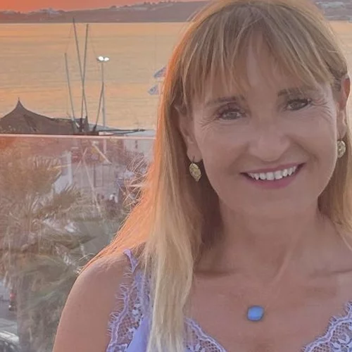 Η Μάρα Ζαχαρέα φόρεσε το πιο ιδιαίτερο καφτάνι στην παραλία