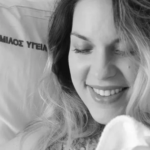 Μαντώ Γαστεράτου | Φωτογραφίζει τη νεογέννητη κόρη της και τον δίχρονο γιο της