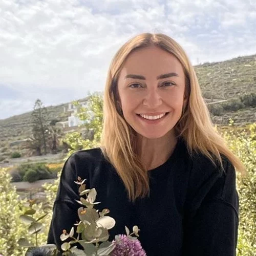 Σαν δυο σταγόνες νερό | Ο 7χρονος Άγγελος Τότσικας είναι ίδιος η μητέρα του - η cool φωτογραφία με τη Ρούλα Ρέβη