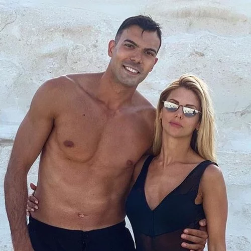 Μαρία Δαρσινού | Η πανέμορφη σύζυγος του Κώστα Σλούκα ποζάρει με μαγιό και δείχνει το καλλίγραμμο κορμί της