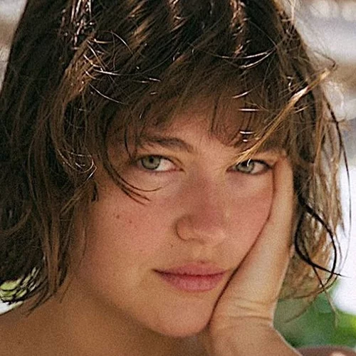 Τοtal white | Η Κλέλια Ανδριολάτου εμφανίστηκε με το πιο σέξι σύνολο του καλοκαιριού