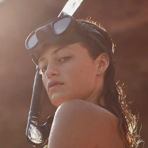 Glass skin | Άβαφη, με sleek low bun, η Γαία Μερκούρη ποζάρει πιο όμορφη από ποτέ