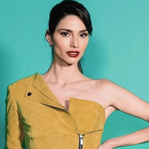 Ηλιάνα Παπαγεωργίου | Γυμνάζεται στο σαλόνι του σπιτιού της, κοιτάζοντας την υπέροχη θέα από το μπαλκόνι της