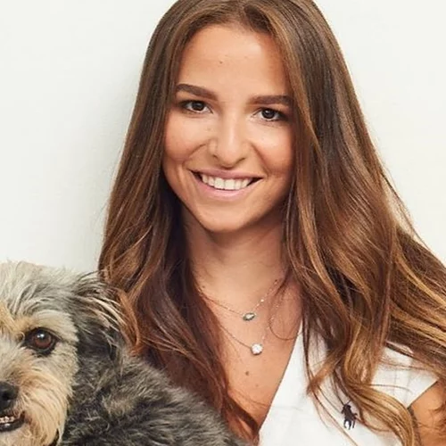 H Εριέττα Κούρκουλου Λάτση όπως δεν την έχουμε ξαναδεί | Ποζάρει φορώντας μία εντυπωσιακή τουαλέτα, κρατώντας στην αγκαλιά της τον γιο της