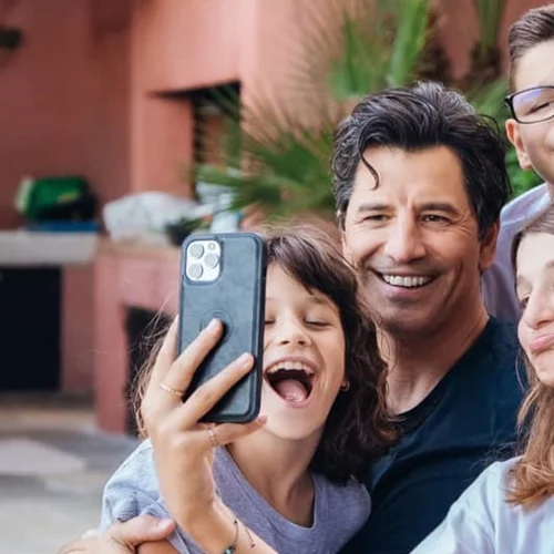 Η κούκλα Αναστασία Ρουβά είναι πιο ψηλή από την Κάτια Ζυγούλη | Το οικογενειακό βίντεο από το ρεβεγιόν της Πρωτοχρονιάς