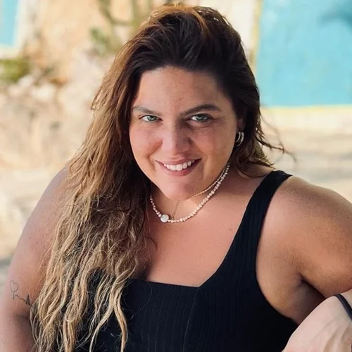 Δανάη Μπάρκα | Φοράει το μαύρο της μπικίνι και ποζάρει ανέμελα δίπλα στην πισίνα